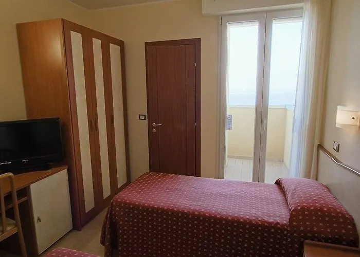 Harmony Con Piscina Panoramica ホテル リミニ